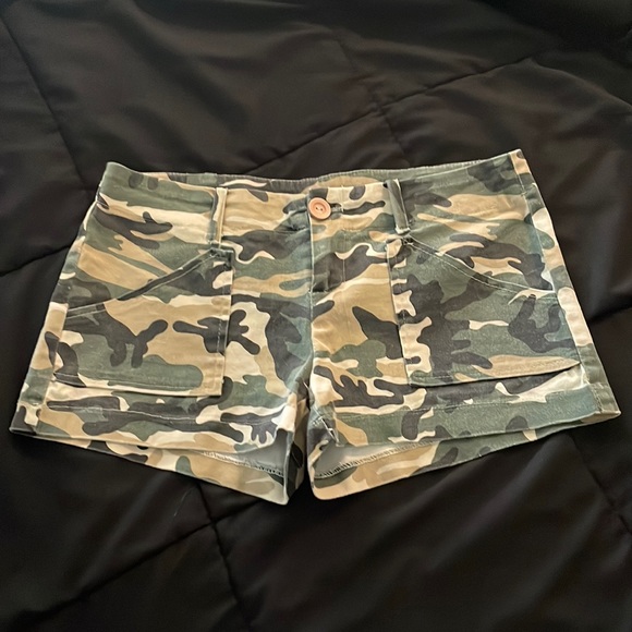 🔮 3/$15!! Y2K Camouflage Body Central Super Short Shorts, Size Small - Picture 1 of 3